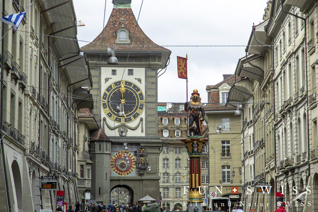 旧市街の中心にある時計塔