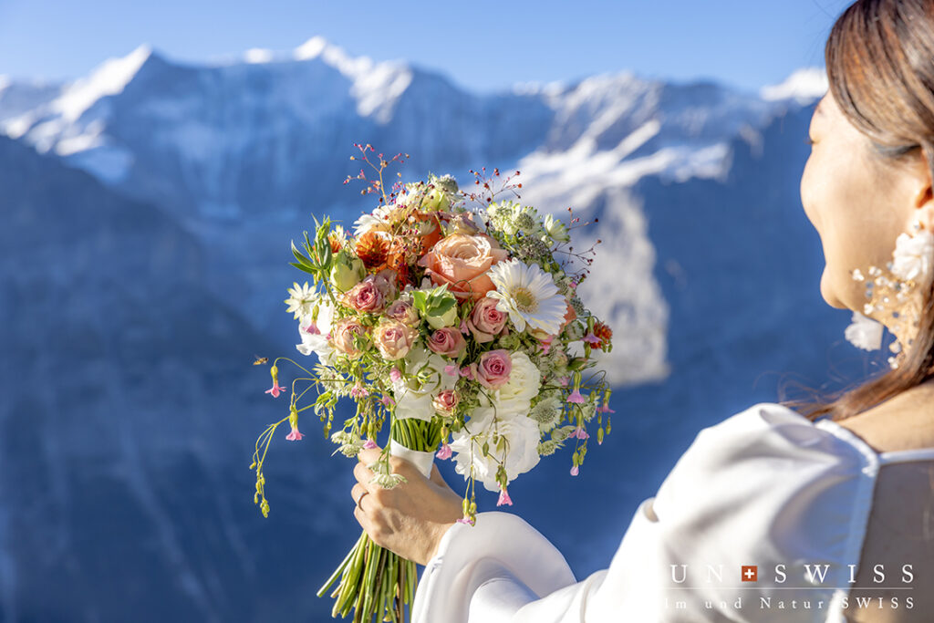 淡い暖色ベースのブーケと